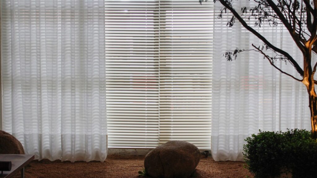 Maneiras de combinar cortinas e persianas